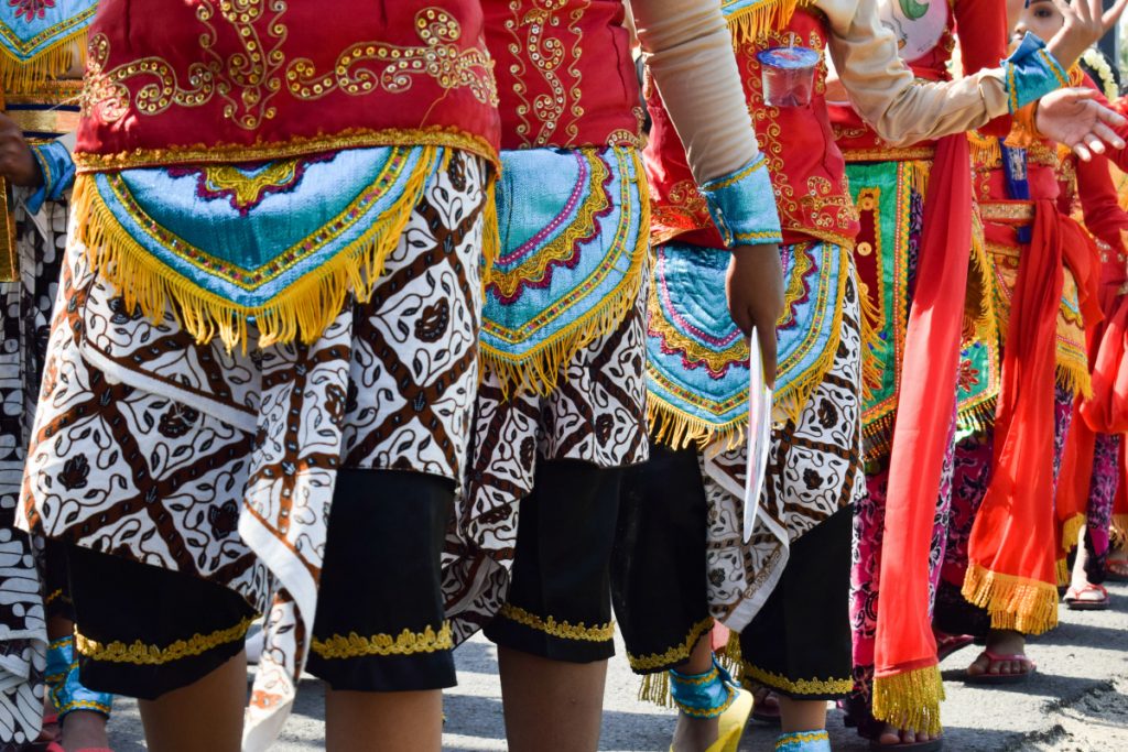 Enfant portant un tissu traditionnel indonésien, kebaya ou batik indonésien, célébration du jour de l’indépendance de l’Indonésie 17 août